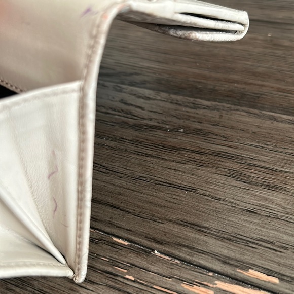 GUCCI Ivory Guiccissima Leather Wallet - Picture 12 of 16